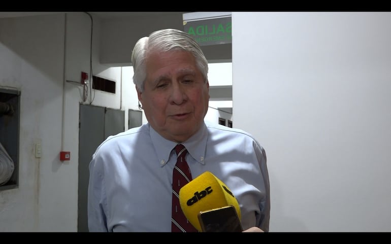 El doctor Antonio Cubilla, asesor científico de la Presidencia, conversón después de la reunión con el Círculo de Médicos y con autoridades.