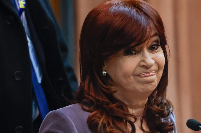 La expresidenta de Argentina, Cristina Fernández (2007-2015), a su llegada al juicio por un atentado en su contra, en Buenos Aires (Argentina).