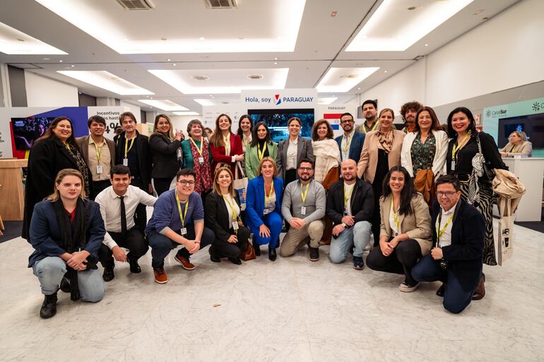 Parte de la delegación paraguaya presente en el Festival de Málaga, junto al stand de Paraguay en el Mafiz.