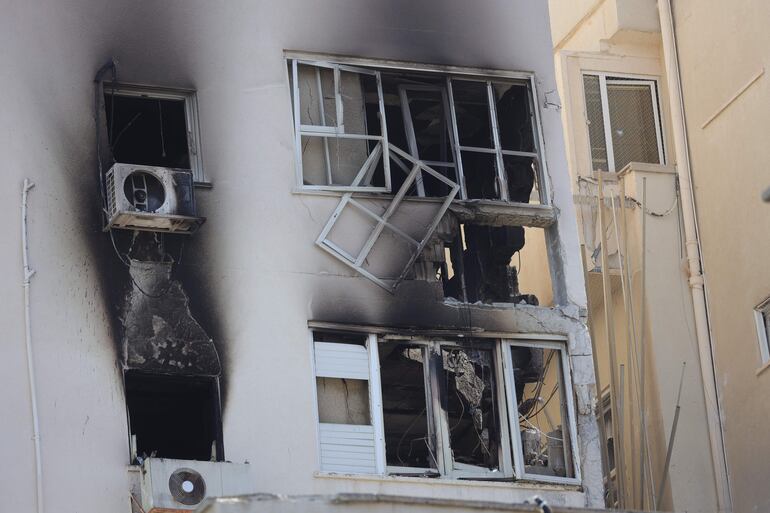 Edificio dañado en Tel Aviv luego del ataque de Hamás desde la Franja de Gaza.