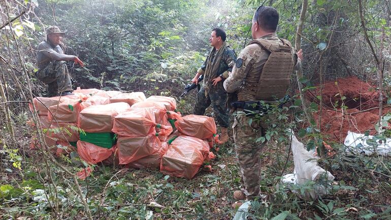 120 bolsas de marihuana prensada y 132 bolsas de marihuana picada fueron destruidas.