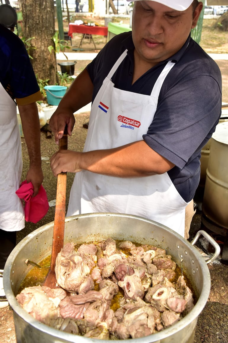 En la Plaza Uruguaya se prepararon varias clases de jopará con carne vacuna, de cerdo, de pollo y de queso. 