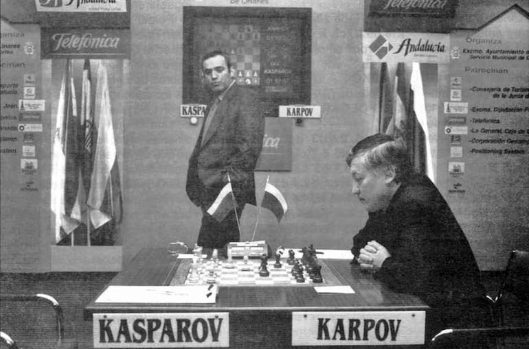 Kasparov pasea en su partida con Karpov, Linares 2001 (Foto Jesús Boyero).