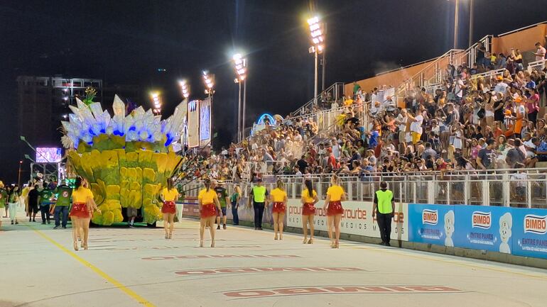 Imágenes de las primeras presentaciones en la segunda noche de brillo, magia y color del Carnaval en Encarnación