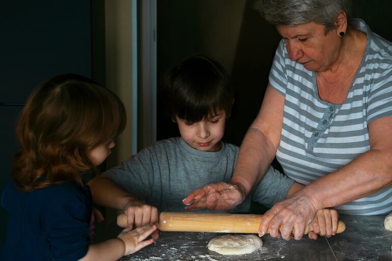 Enseñar a los niños a tener hábitos de realizar tareas del hogar, les ayudará para su vida adulta.