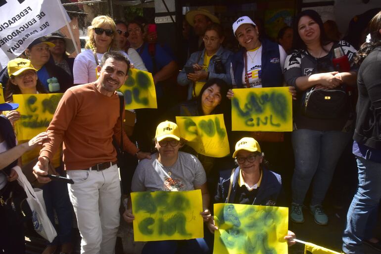 Docentes de la FEP del Colegio Nacional de Luque (CNL) participaron de la protesta por acelerar la jubilación.