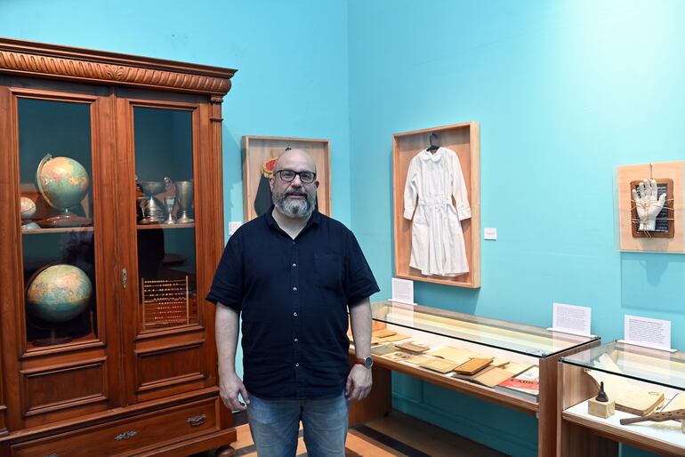 El historiador David Velázquez Seiferheld nos abrió las puertas del museo de la historia de la educación paraguaya Mbo'e que funciona en la Manzana de la Rivera.