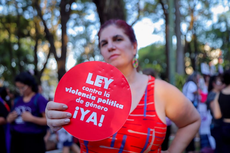 Cientos de mujeres marchan con motivo del Día Internacional de la Eliminación de la Violencia contra la Mujer en Asunción (Foto de archivo)