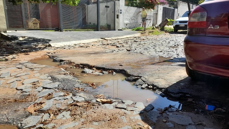 Vecinos del barrio San Antonio reclaman hace un mes la reparación de calles estropeadas. 