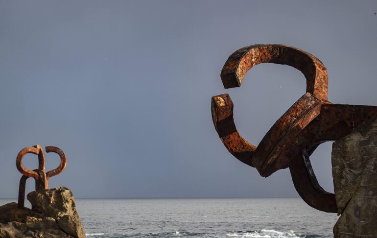 Vista de la obra escultórica El Peine del Viento de Eduardo Chillida.