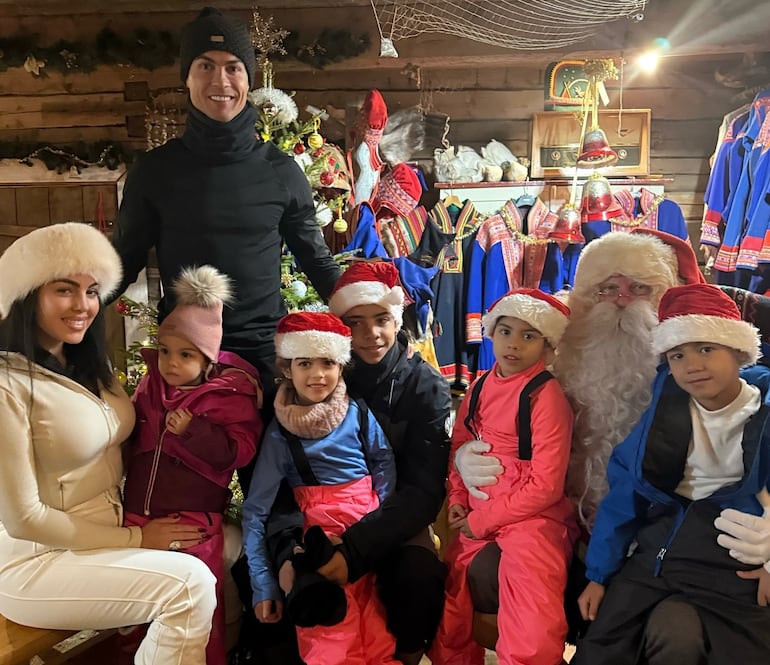 ¡Postal navideña! Cristiano Ronaldo y su familia junto a Papá Noel en Laponia, Finlandia.