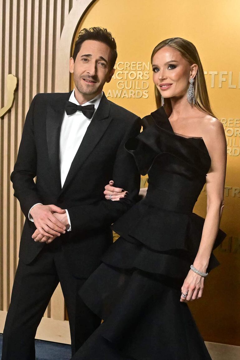 ¡De gala! El actor estadounidense Adrien Brody y la diseñadora de moda británica Georgina Chapman en la alfombra roja de la 31ª edición anual de los premios Screen Actors Guild Awards en el Shrine Auditorium de Los Ángeles. (Frederic J. Brown / AFP)