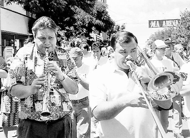 Remigio Pereira con su trombón (derecha) tocando junto al recordado saxofonista Palito Miranda.