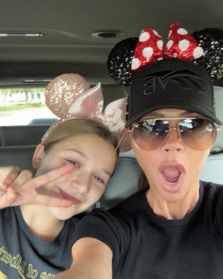 Divertidas, madre e hija. Victoria y Harper Beckham disfrutando de sus vacaciones en Disney. (Instagram/Victoria Beckham)