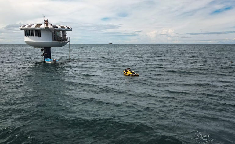 Vista de una casa conocida como SeaPod Alpha Deep, ubicada sobre la habitación submarina donde el ingeniero aeroespacial alemán Rudiger Koch, de 59 años, está intentando romper un récord mundial frente a la costa de Puerto Lindo, Panamá.