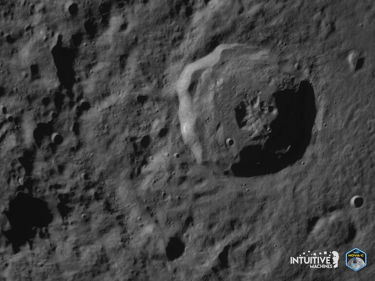 El módulo Odiseo, que tiene programado posarse este jueves sobre la Luna en lo que será el primer alunizaje de EE.UU. en más de medio siglo, envió una foto de la superficie lunar antes de su aterrizaje previsto para las 17:49 hora local del este estadounidense (22:49 GMT).   