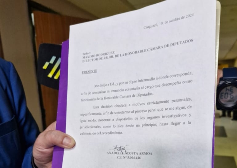 Nota de renuncia de Anadelia Acosta Armoa.