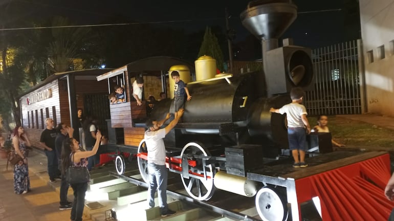 La réplica del Tren Lechero es el ícono de la ciudad, y es un atractivo para los niños y niñas que visitan junto a sus familiares el Paseo Bicentenario.