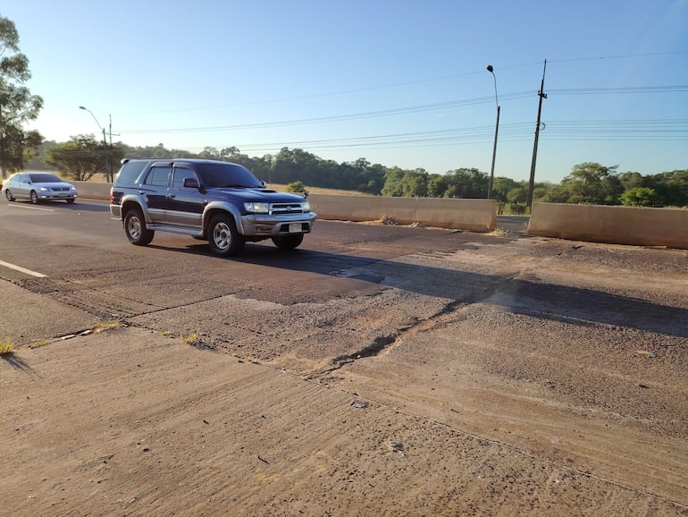 Baches en el acceso al peaje de Coronel Bogado, en el kilómetro 329 de la ruta PY01.