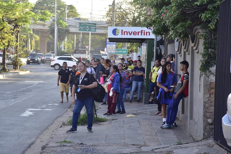 Los pasajeros deben soportar largas esperas por los colectivos. Esta situación les empuja a desplazarse en motocicleta, con los riesgos que conlleva. 