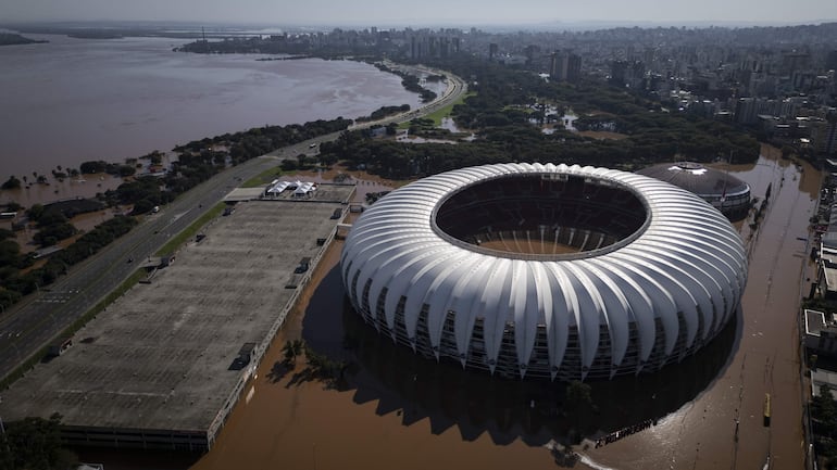 Fotografía aérea que muestra las inundaciones en el estadio de fútbol Beira-Rio y sus alrededores, ubicado a orillas del lago Guaíba en la ciudad de Porto Alegre (Brasil). 