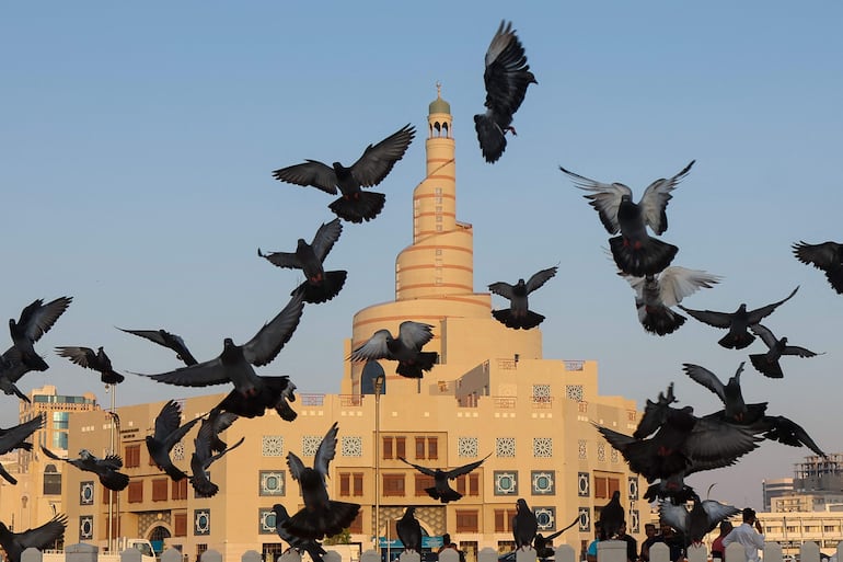 Aves vuelan cerca de la mezquita Fanar, en Doha, la capital de Qatar.