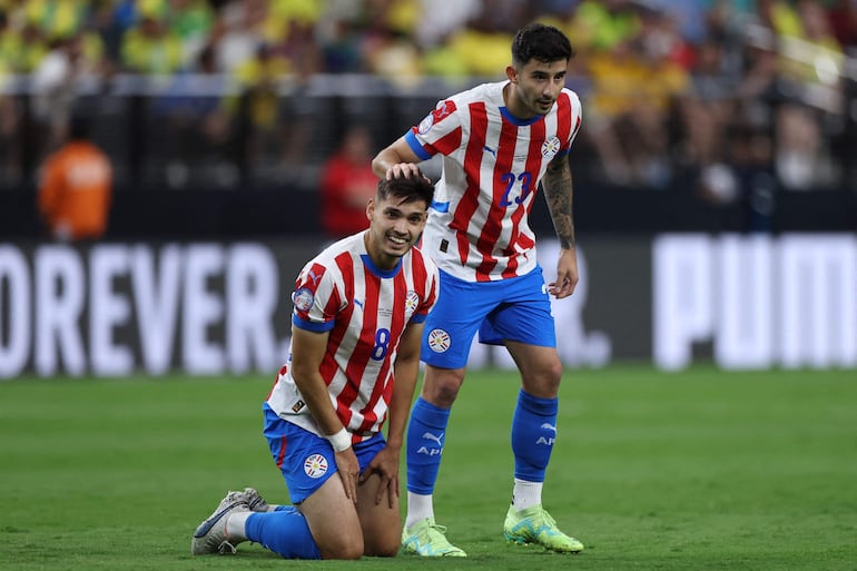 Damián Bobadilla (i) y Mathías Villasanti, jugadores de la selección de Paraguay, lamentan una jugada desperdiciada en el partido frente a Brasil por la segunda fecha del Grupo D de la Copa América 2024 en el Allegiant Stadium, en Las Vegas, Nevada.