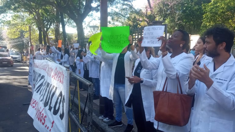 Médicos recibidos y estudiantes de la Facultad de Medicina - clausurada- de la Universidad María Serrana piden sus títulos.