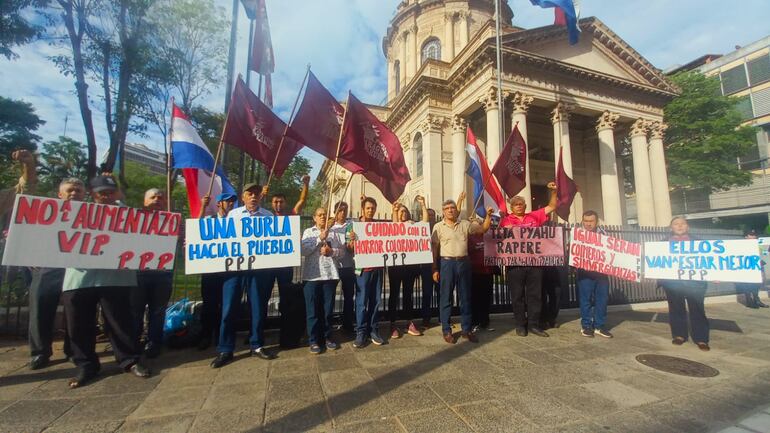 "Ellos van a estar mejor o "Una burla hacia el pueblo", indican los seguidores del PPP en unos carteles.