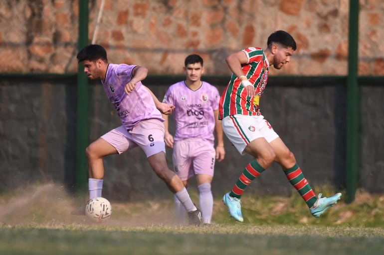 El volante del "matarife" Geraldo Cañete escapa con pelota dominada del atacante "rojioverde" Arturo Paredez. (Foto: APF)