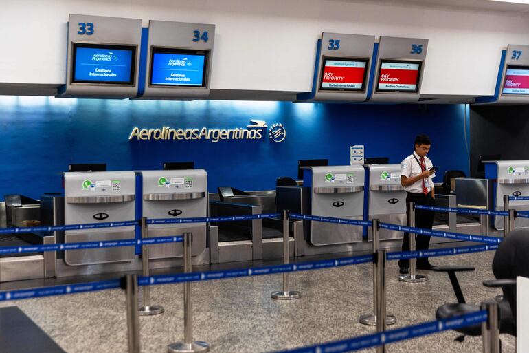 Un funcionario del aeropuerto de Buenos Aires realiza controles. El sector aeroportuario se verá afectado por la huelga hoy contra las reformas del presidente Javier Milei. 