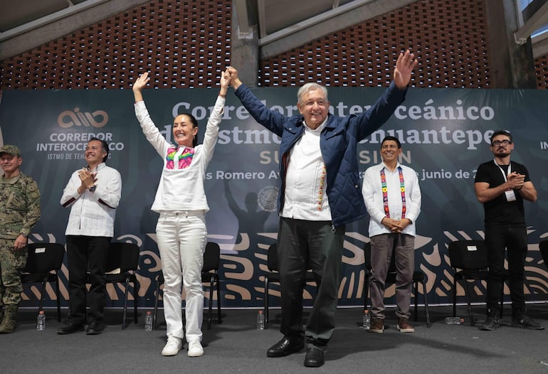 Fotografía cedida por la Presidencia de México donde se observa al mandatario mexicano, Andrés Manuel López Obrador, junto a la presidenta electa de México, Claudia Sheinbaum, durante un acto protocolario.