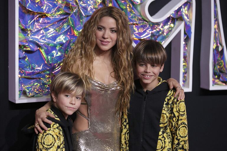 Shakira con sus hijos Sasha y Milan en la alfombra roja de los MTV Video Music Awards, en el Prudential Center in Newark, New Jersey, USA.