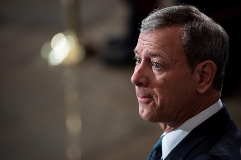 El Presidente del Tribunal Supremo de los Estados Unidos, John Roberts, Jr., durante un evento en el Capitolio, en Washington (EE.UU.). Parece que la Inteligencia Artificial (IA) va a precipitar los escenarios más locos de la humanidad, entre ellos que los que imparten justicia sean reemplazados por máquinas 'razonantes'. Pues esa fue la principal preocupación del presidente del Tribunal Supremo de Estados Unidos, el juez John Roberts, quien aseguró que la IA transformará el sistema judicial y hasta se atrevió a señalar riesgos como la invasión de la privacidad y la "deshumanización del derecho".