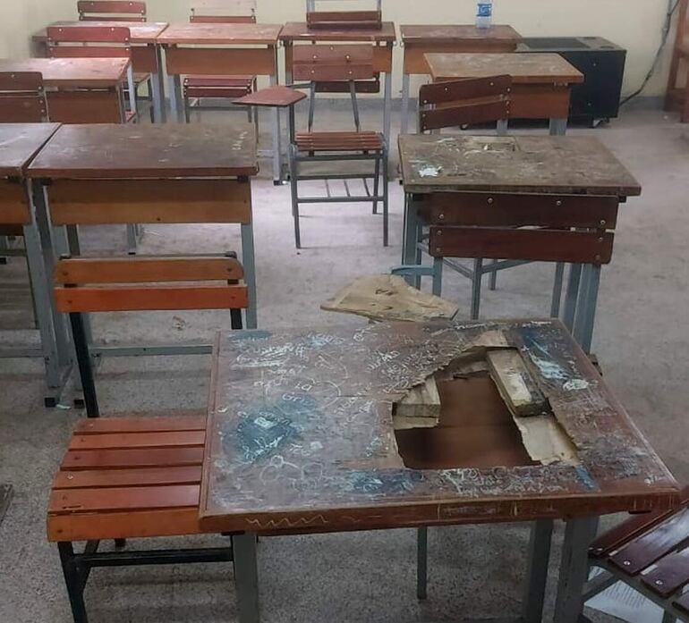 Los pupitres donde estudian los alumnos del Colegio Nacional Defensores del Chaco, institución que supuestamente fue beneficiada durante dos años con mobiliario escolar, se encuentran en mal estado.