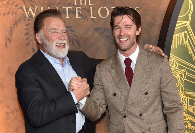 El actor estadounidense Patrick Schwarzenegger con su padre, el actor austriaco-estadounidense Arnold Schwarzenegger, en el estreno de la tercera temporada de "The White Lotus".