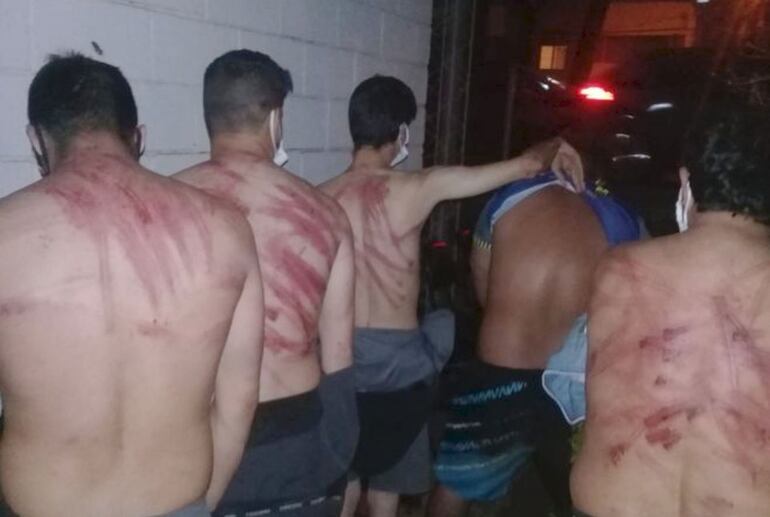 Detenidos por marinos, moradores del barrio San Miguel de Ciudad del Este fueron torturados en una base naval en junio de 2020.