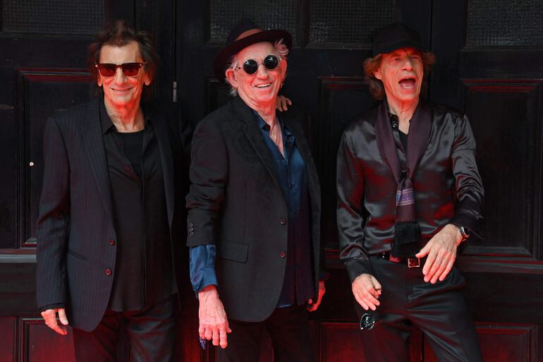 Ron Wood, Keith Richards y Mick Jagger de la legendaria banda de rock británica The Rolling Stones posan cuando llegan para asistir a un evento de lanzamiento de su nuevo álbum, "Hackney Diamonds" en Hackney Empire en Londres el 6 de septiembre de 2023. , su primer álbum de material original desde 2005.