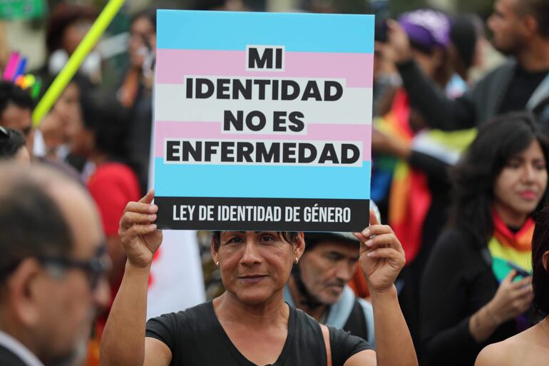 Un grupo de manifestantes se concentró este viernes en Lima para reclamar la derogación de un decreto del Ministerio de Salud de Perú, que incluye la transexualidad y el travestismo como una enfermedad mental.