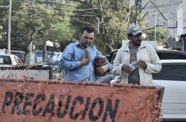 Las altas temperaturas obligan a aquellos que trabajan en la calle a una constante hidratación.