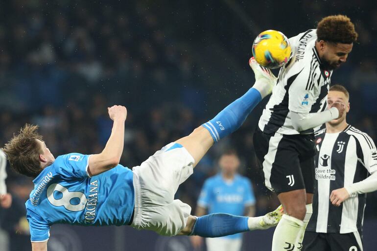 TOPSHOT - Napoli's Scottish midfielder #08 Scott Mc Tominay fights for the ball with Juventus' American midfielder #16 Weston McKennie during the Italian Serie A football match between Napoli and Juventus at the Diego Armando Maradona stadium in Naples on January 25, 2025. (Photo by Carlo Hermann / AFP)