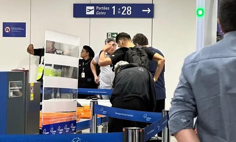 El paraguayo Óscar Romero, jugador del Botafogo, en el aeropuerto de Río de Janeiro después de recibir una sanción por indisciplina.