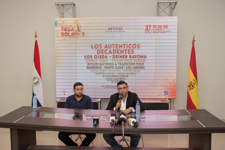 El presidente de la Junta Municipal, Virgilio Britez (izquierda) y el intendente municipal de Caazapá, Amado Diaz Verón, anunciando el festival Ykua Bolaños.