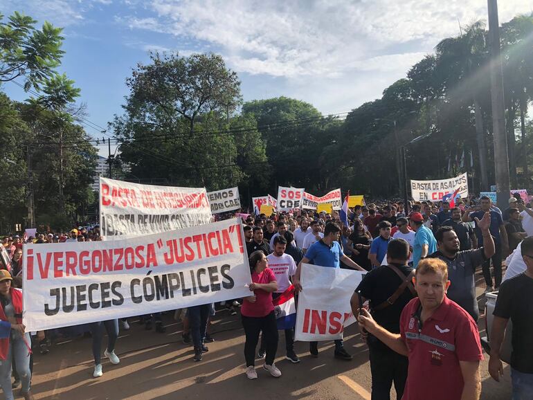 Los manifestantes se dirigen desde la Municipalidad hacia el Palacio de Justicia.