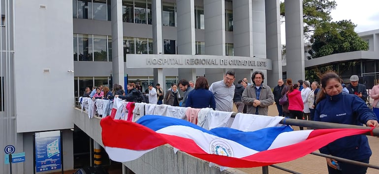 Imagen de archivo. Médicos en protesta frente al Hospital de IPS en Ciudad del Este.