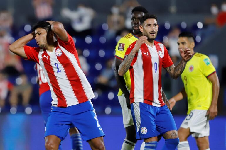 Robert Rojas (i) y Antonio Sanabria, jugadores de la selección paraguaya, lamentan una jugada en el partido frente a Colombia por las Eliminatorias Sudamericanas al Mundial Qatar 2022 en el estadio Defensores del Chaco, en Asunción.