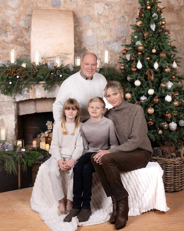 Esta es la foto de los príncipes de Mónaco que acompaña a la tarjeta de felicitación por Navidad de la familia. (Instagram/Palais Princier de Mónaco)