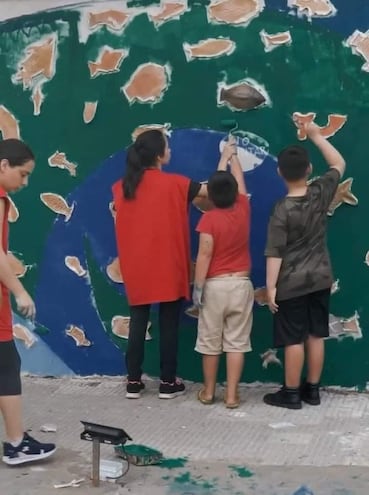 Más 150  niños exploradores  combinaron pinturas piezas de cerámicas en un mural en el centro de la ciudad de Pilar.