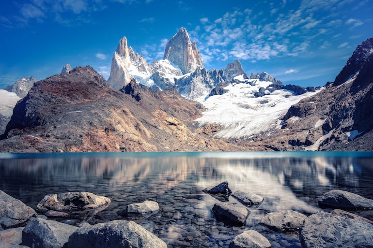 Vista panorámica desde la laguna de Los Tres hacia el Monte Fitz Roy y el Cerro Torre en el Parque Nacional Los Glaciares, Argentina.