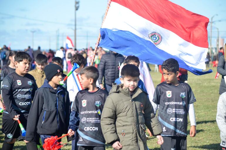 Con entusiasmo, niños de diferentes barrios de la ciudad participan del torneo de fútbol que se realiza con total éxito por quinto año consecutivo.